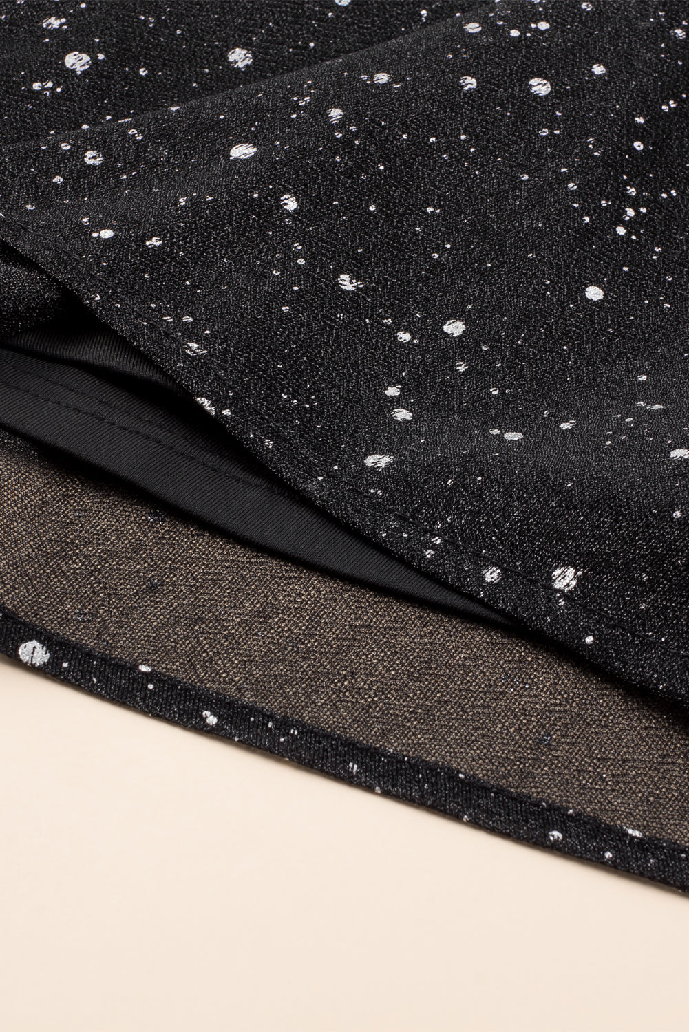 Robe Noire Chic Pailletée avec Superposition en Maille Élégante