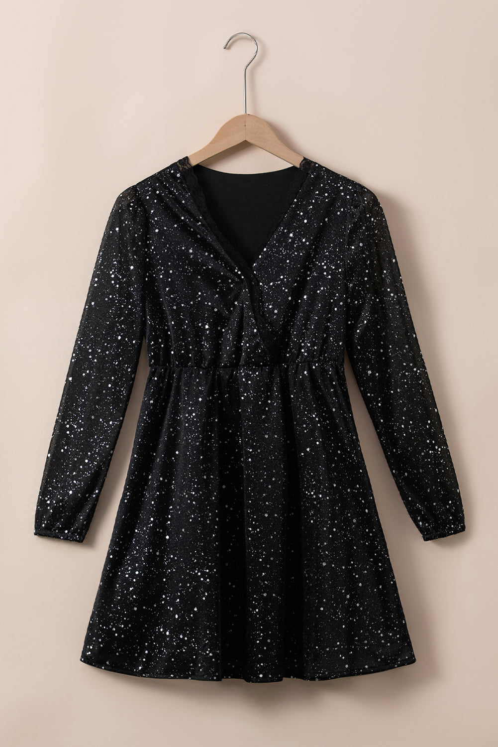 Robe Noire Chic Pailletée avec Superposition en Maille Élégante
